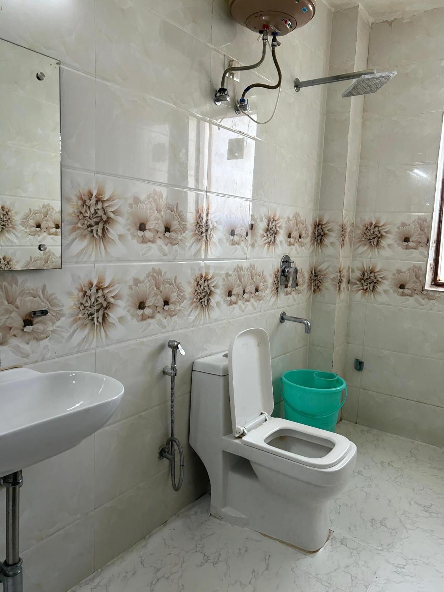 Tanvi Premium Residency Near Artemis Hospital, Gurugram Hotel Gurgaon Exterior foto